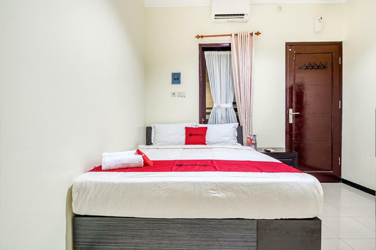 Hotel Reddoorz Syariah @ Ketintang Surabaya Exterior foto